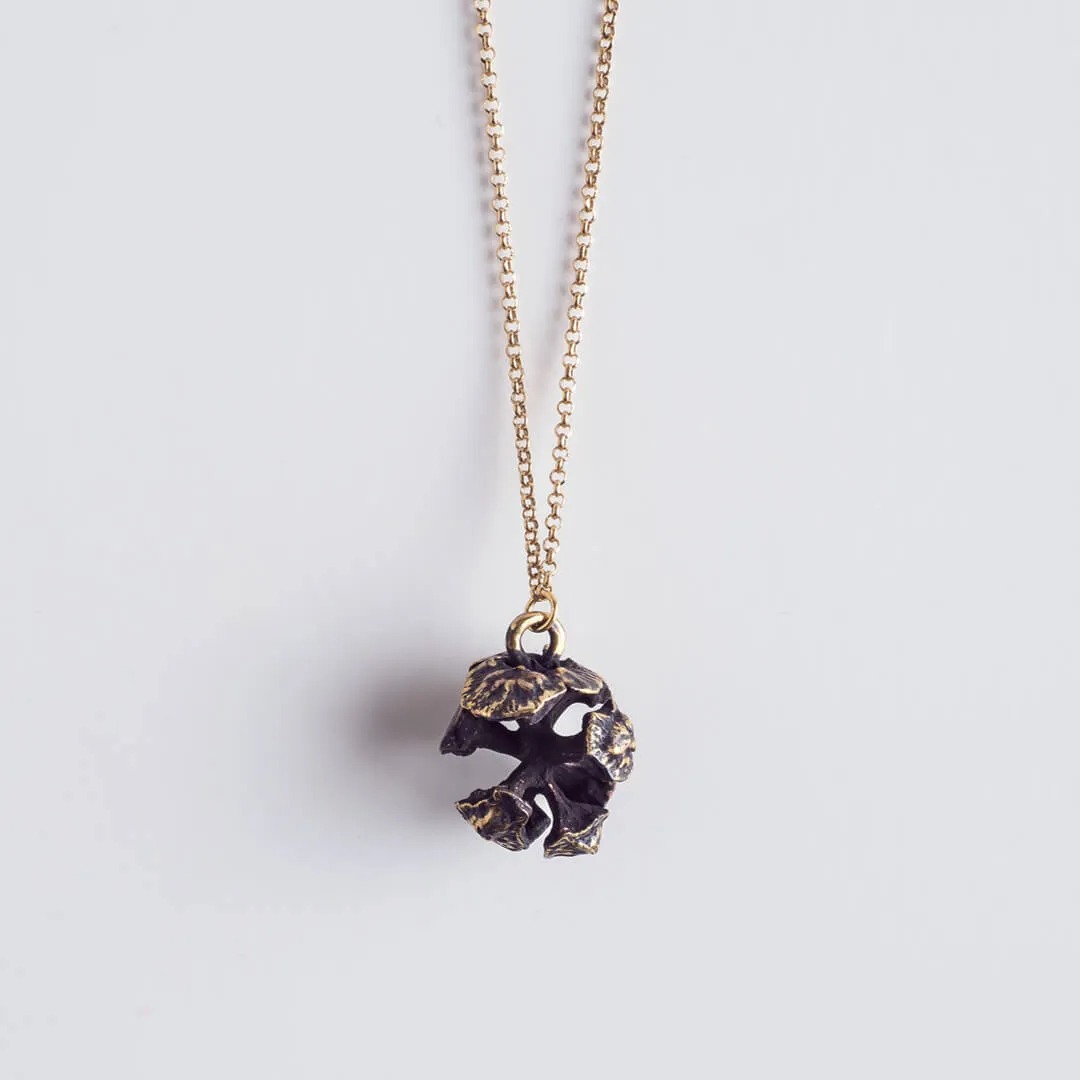 Lost in fantasy acorn - sparkling necklace - black oxidation